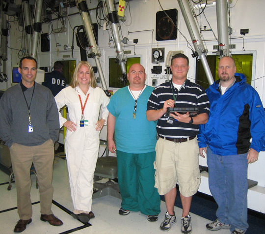 NSSPI, LANL, and ORNL researchers performing spent fuel measurements