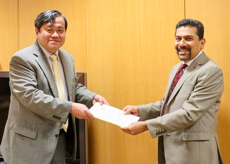 photo of Dr. Chirayath with Dr. Koyama, president of the Tokyo Tech Institute of Innovative Research