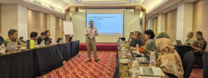 Dr. Sunil Chirayath teaching at the training course.